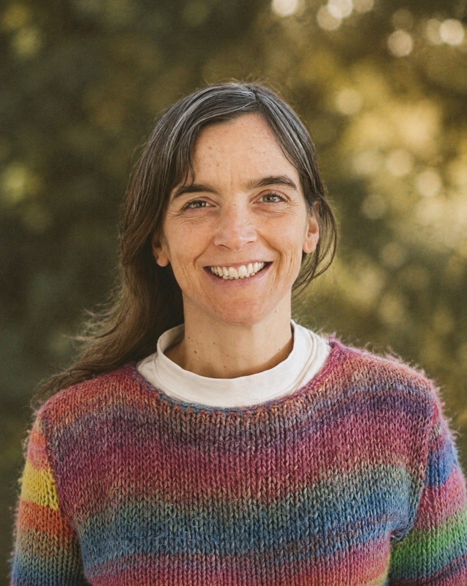Josefa Palacios, doula de fin de vida, sonriendo al aire libre